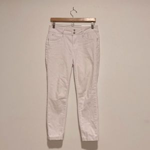 Woman’s White Skinny Jeans
